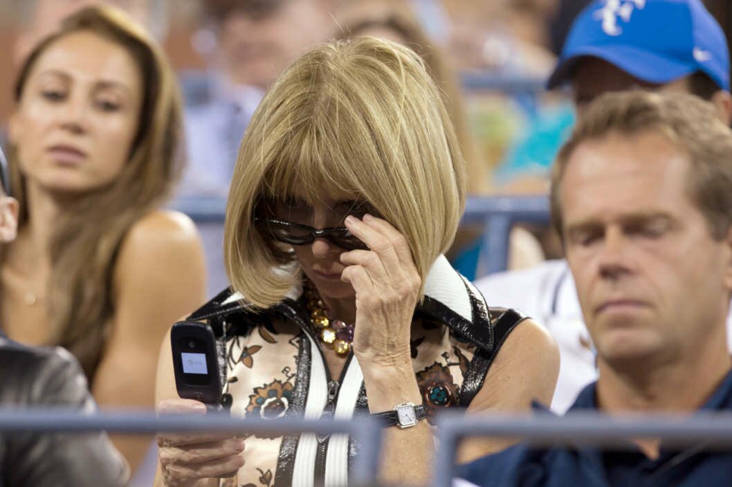 Anna Wintour tem um flip phone.