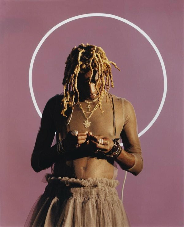 No miolo da revista, Young Thug ainda veste um tutu Molly Goddard e um vestido tartan Riccardo Tisci. Criticado e chamado de “gay” no , ele rebateu que estilo não tem nada a ver com sexualidade. 